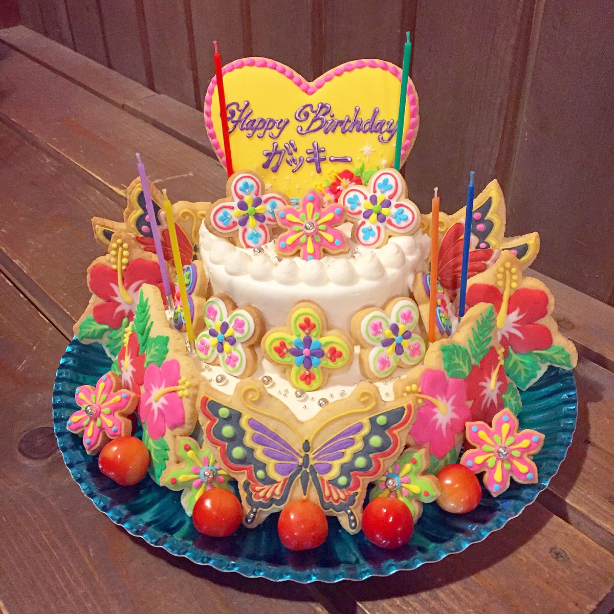 Kunika Na Twitteri 今日は出張ケーキ屋さん 新垣結衣さんのバースデーケーキを作らせて頂きました 沖縄 をイメージしたカラーで 苺の季節が終わってしまったので 白桃とブルーベリーサンドのショートケーキに サクランボを飾りました おめでとうございます