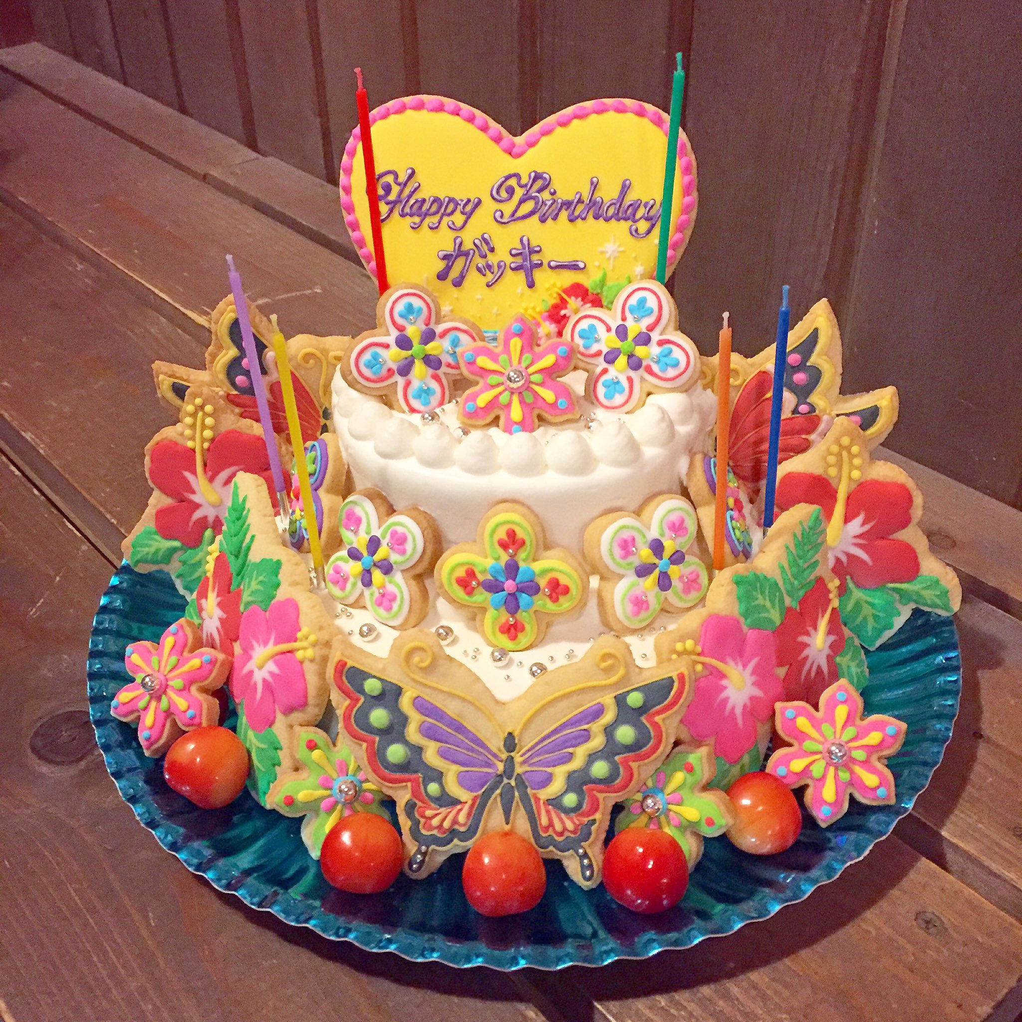 Kunika 今日は出張ケーキ屋さん 新垣結衣さんのバースデーケーキを作らせて頂きました 沖縄 をイメージしたカラーで 苺の季節が終わってしまったので 白桃とブルーベリーサンドのショートケーキに サクランボを飾りました おめでとうございます