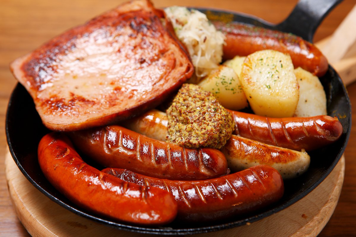 西日本では梅雨明けのところもあるようですが、当店のテラス席も夏本番！
一番人気のヴァイスビアに、豪華ソーセージのグリル盛り合わせ！
是非お試しくださいませ♪
お店の情報はこちら→r.gnavi.co.jp/a033609/