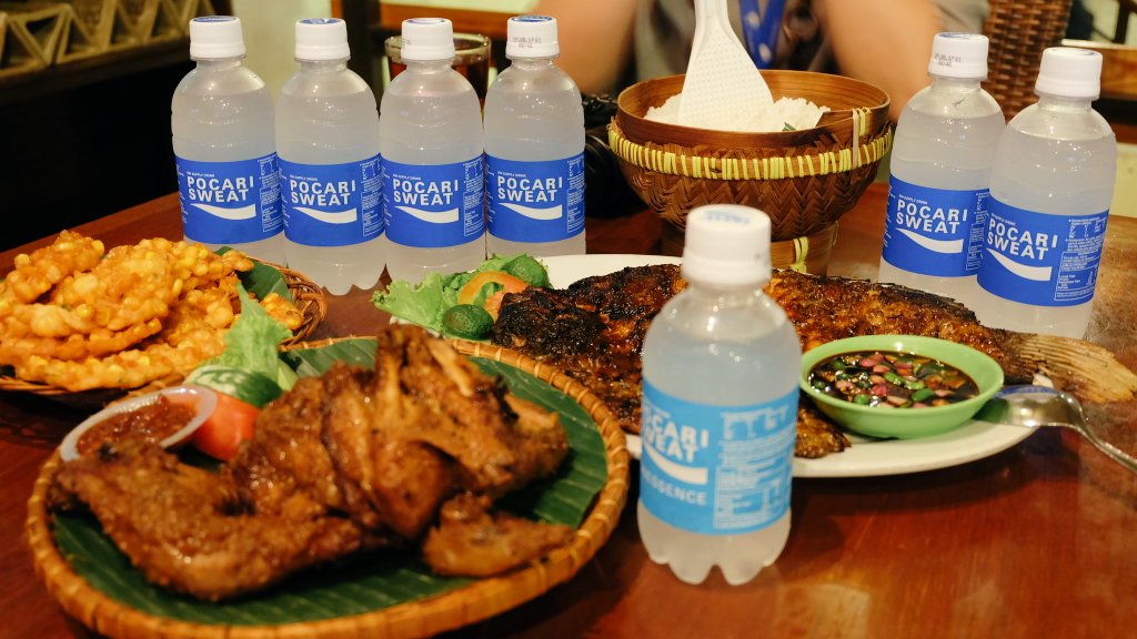 aprieJ's tweet photo. Puas main di Pabrik Pocari Sweat @Otsuka_AIO, sekarang kami buka puasa bareng. Selamat berbuka #Explorion 😃 https://t.co/2NnpUBsCIv