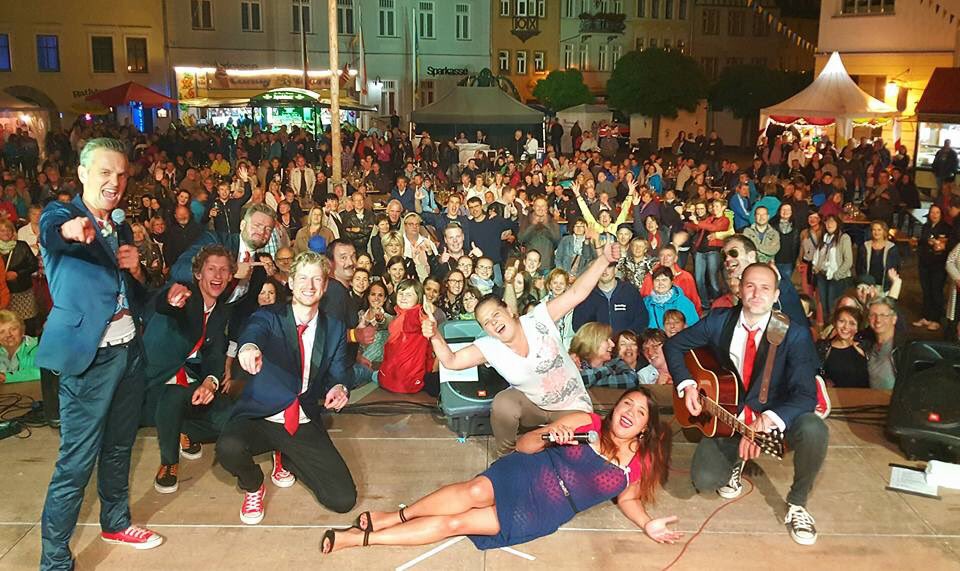 Mooi weekendje invallen bij de Hermes House Band. #deutschland #partymachen