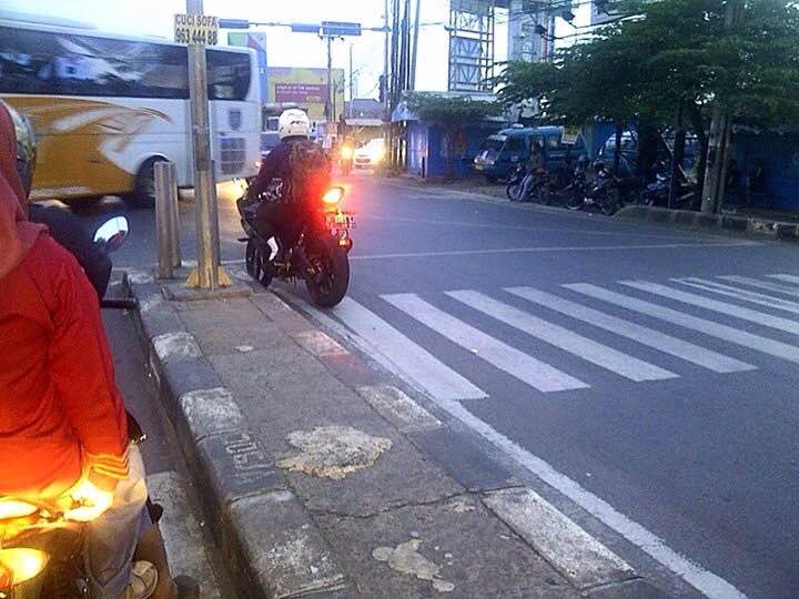HondaJateng's tweet photo. Pelanggaran yg super membahayakan, Sudah di lajur yg salah, Berhenti didepan garis marka pula. Ga sayang nyawa mas? https://t.co/m8YOl5iLx0