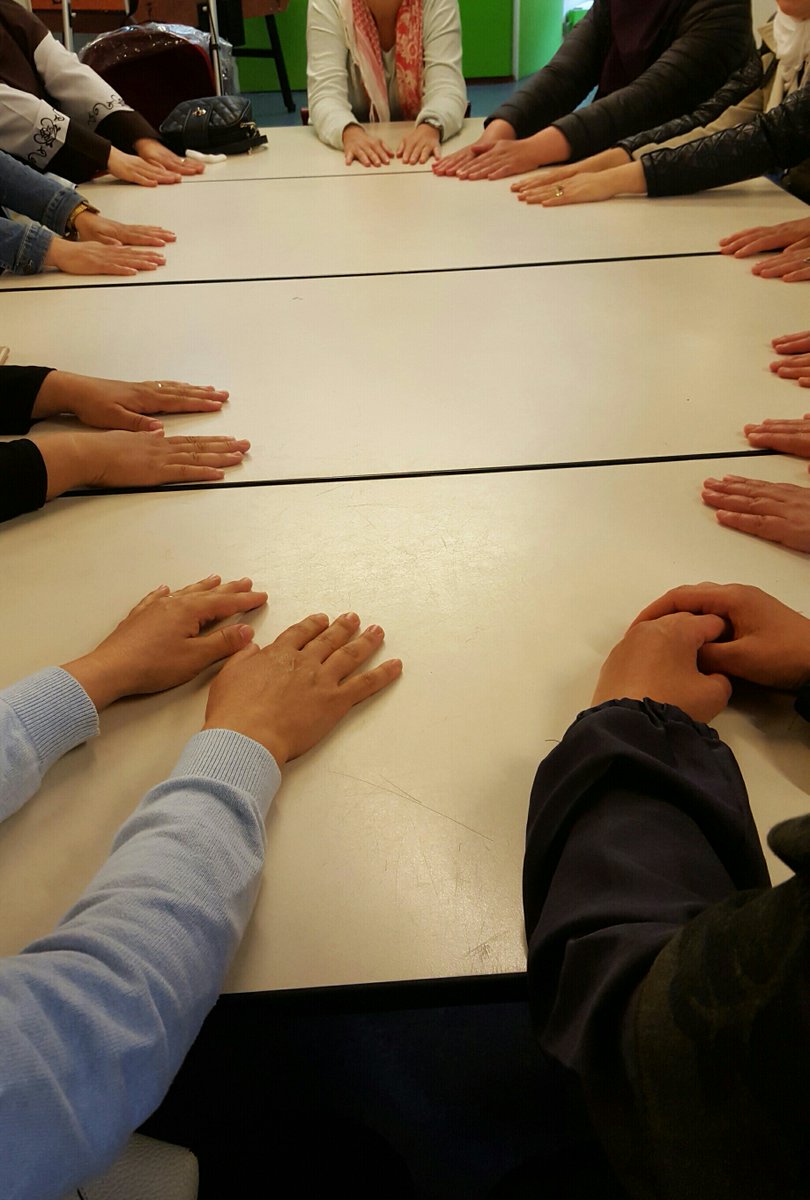 Marjolijn vraagt aan ouders hoe zij het beste een folder ontvangen over opvoedingsvragen.  … wijkenco.nl/activiteiten