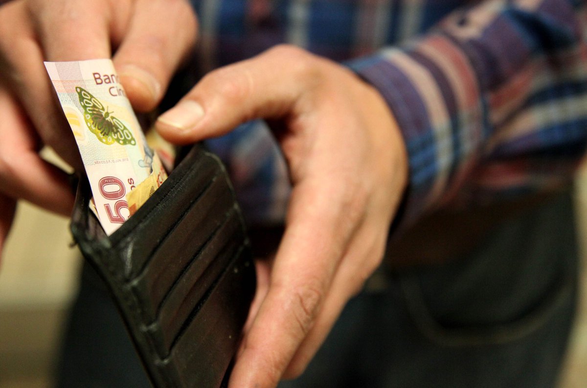 ElNacionalWeb's tweet photo. Salario mínimo diario del venezolano es de 83 centavos de dólar https://t.co/uMjDnmWNJu https://t.co/jWsf59tTBo