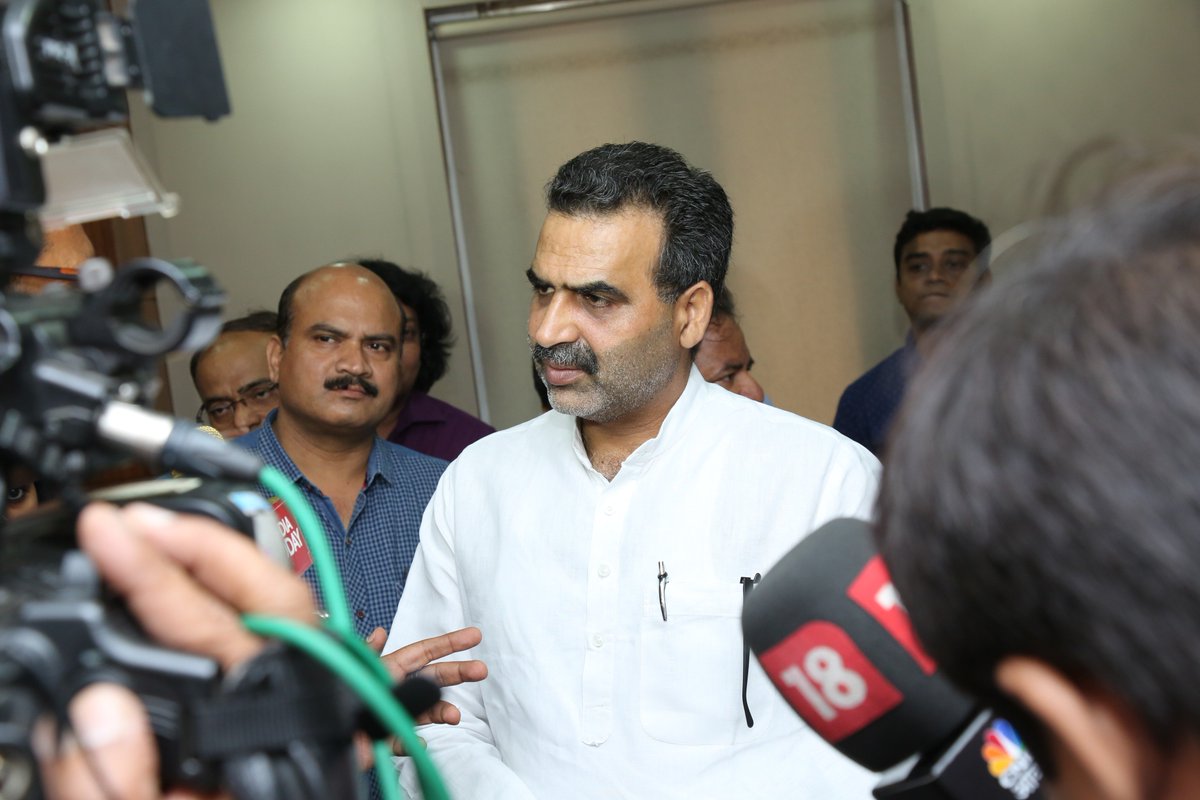 vcinewdelhi's tweet photo. AIPVT-2016 Result Declared by Hon. MOS for Agriculture Dr Sanjeev Balyan with Hon. President (VCI) Dr. Umesh Sharma https://t.co/d9AoW4FZ69