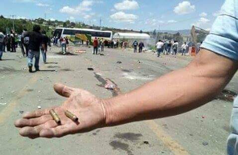 IGSMX's tweet photo. #OaxacaGrita esto es México donde el gobierno le da más importancia al fútbol que a la educación @EPN #PazparaOaxaca https://t.co/WrK3WrPfhJ