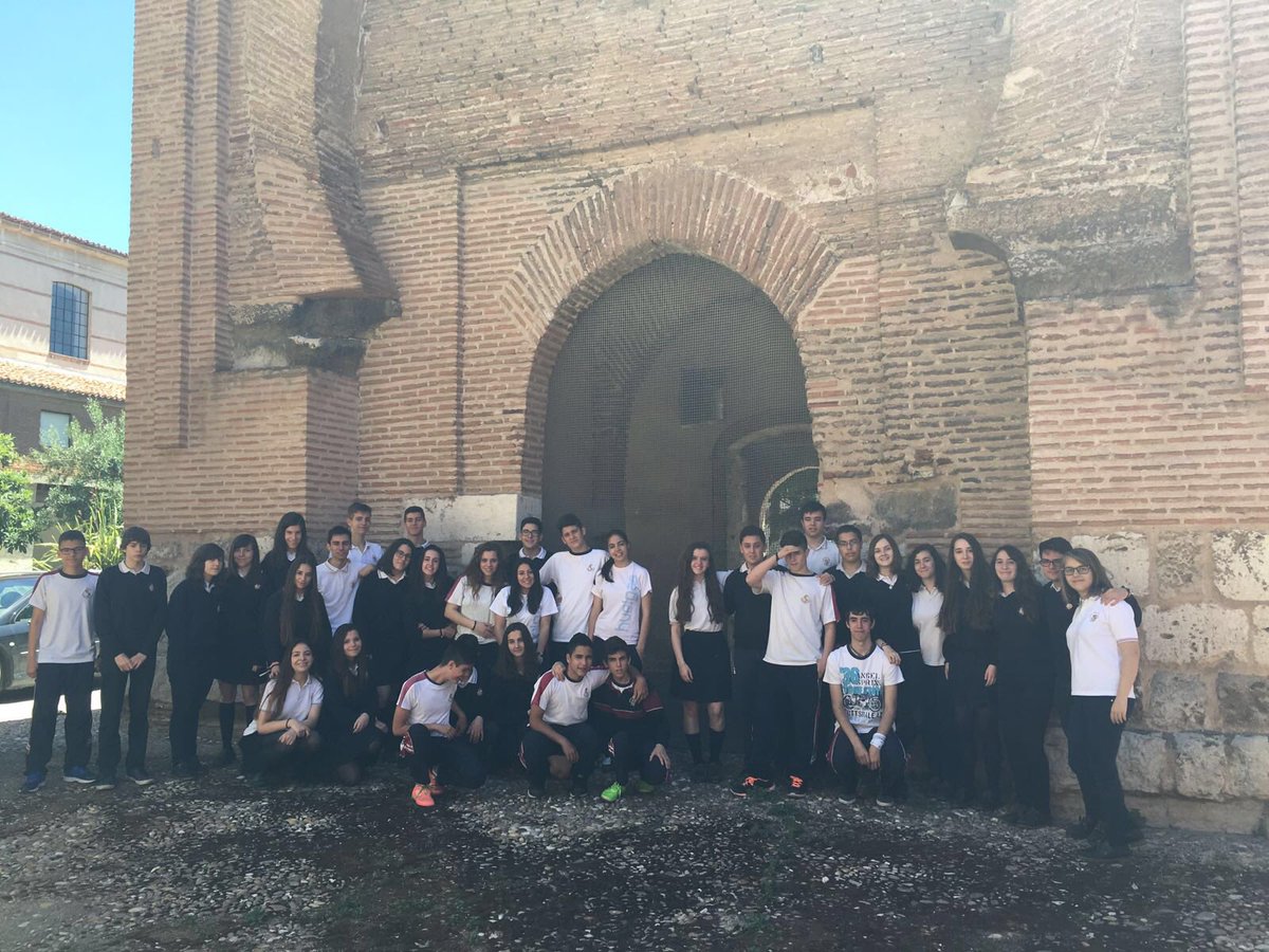 HuelgasReales's tweet photo. Los alumnos de 4º de ESO visitan el monasterio.
Se despiden de todos los rincones de su colegio. https://t.co/gPYh2NOvfa