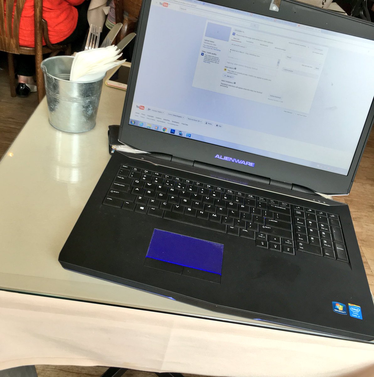 OMGitsAliA's tweet image. No internet? At a cafe making sure I can still upload. I got you guys 😎👊🏻