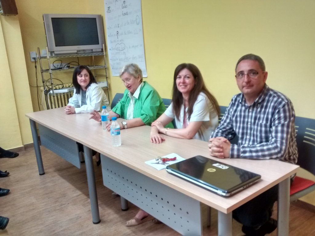 El_de_gafas's tweet photo. DISFRUTANDO de la charla con Mª Isabel de Molina

LUJAZO https://t.co/h5QIlgossf