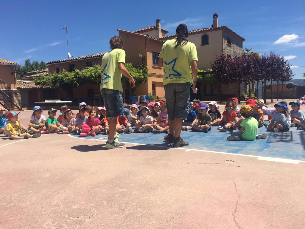 Los alumnos de Infantil empiezan una tarde de juegos en Can Miqueló. Están todos bien y emocionados ante la aventura