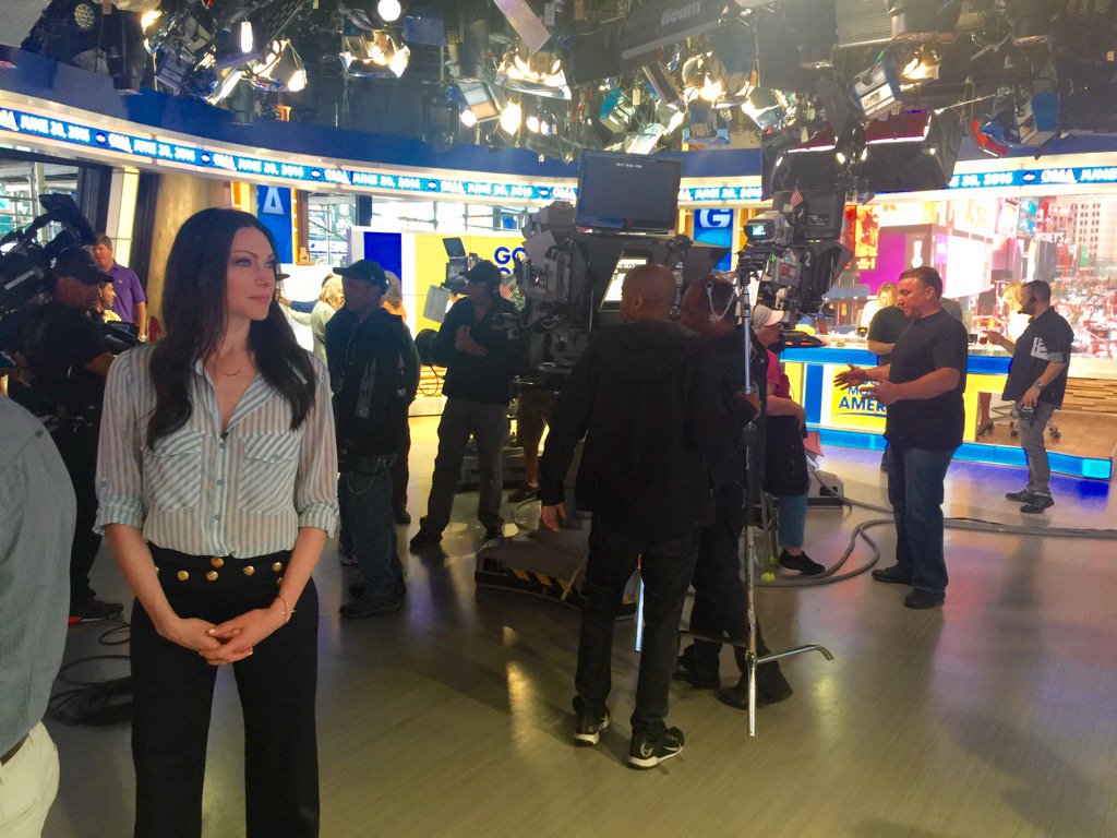 ranveerlochab's tweet photo. #OrangeOnGMA has made my day already! just seeing their smiles xx @LauraPrepon @TaySchilling @UzoAduba #oitnbfam https://t.co/tYIJB6OgDX