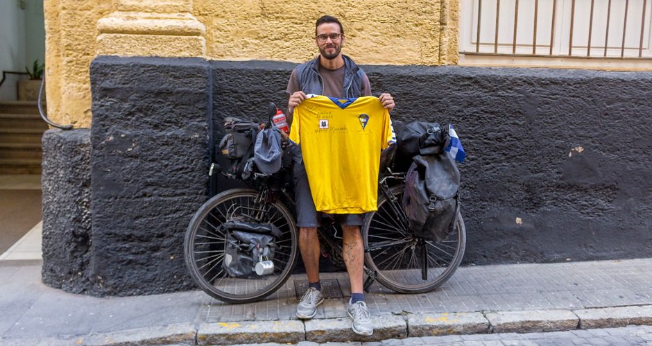 CadizDirecto's tweet photo. Un salvadoreño llega a Cádiz tras tres años viajando en bici con una camiseta de Mágico https://t.co/L3dbCfGUJA https://t.co/eoMKMLayNl