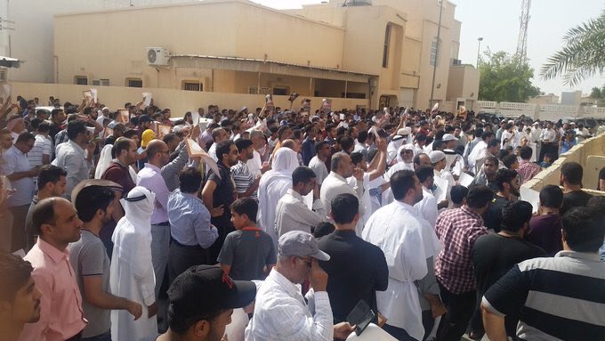 glorybahrain's tweet photo. حشود تحتشد أمام منزل الشيخ عيسى قاسم أمام منزله بعد اسقاط جنسيته  يتقدمهم علماء #البحرين https://t.co/GkZDu48fR1