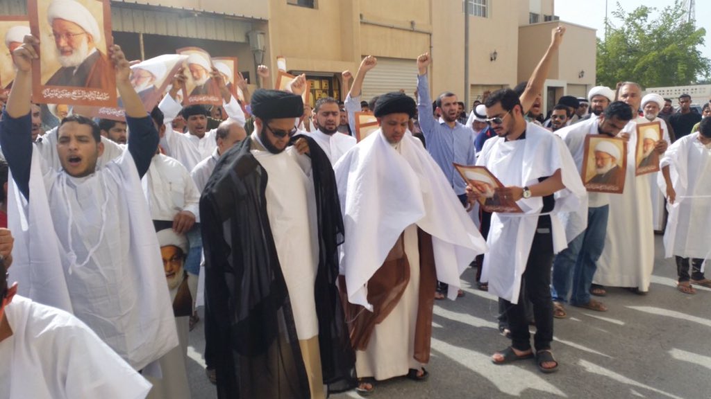 glorybahrain's tweet photo. حشود تحتشد أمام منزل الشيخ عيسى قاسم أمام منزله بعد اسقاط جنسيته  يتقدمهم علماء #البحرين https://t.co/GkZDu48fR1