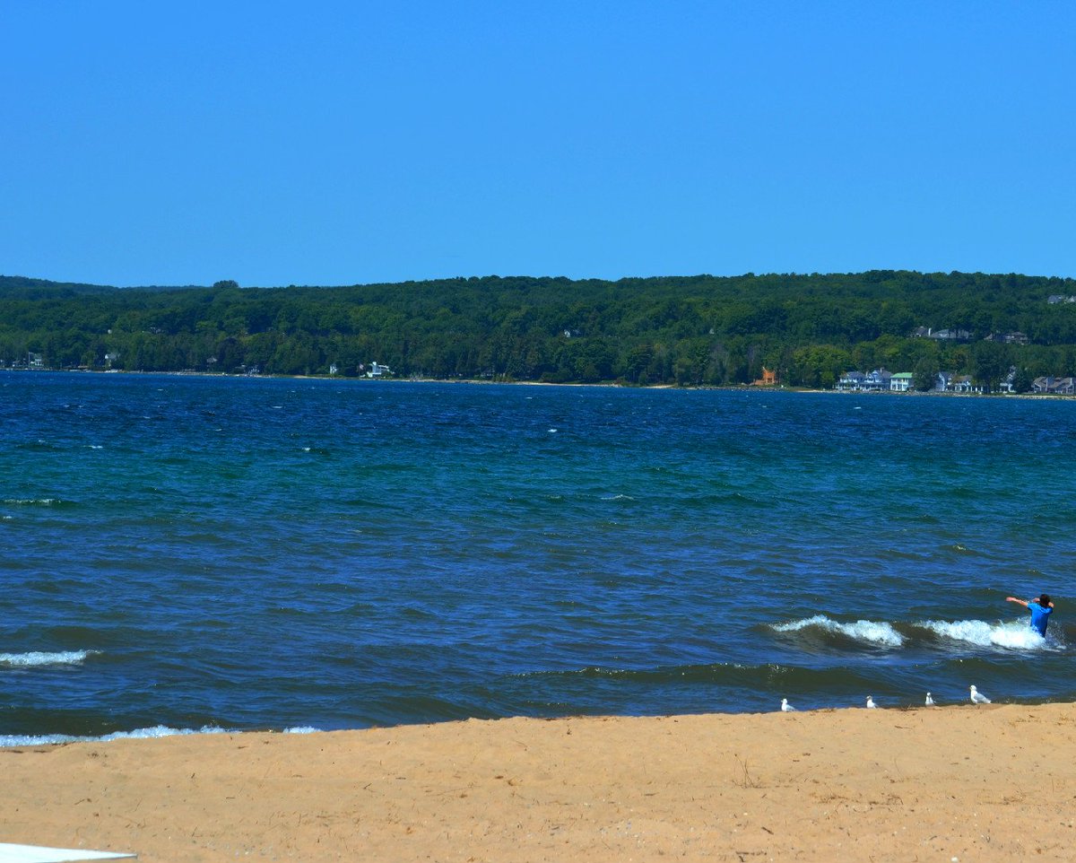PetoskeyArea's tweet photo. #Firstdayofsummer brings lake warnings to #PetoskeyArea https://t.co/9YreHepKWF  Beach days coming though! https://t.co/Rms3KBuuhl