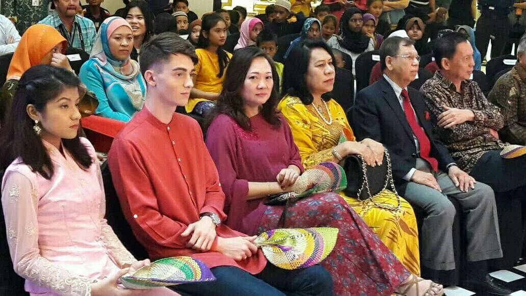 GreysonCrewID's tweet photo. [NEW PHOTOS] Greyson at the launch of Raya Klasik. He looks good in the Traditional Baju Melayu #GreysonInMalaysia https://t.co/19ks3Gcl2P