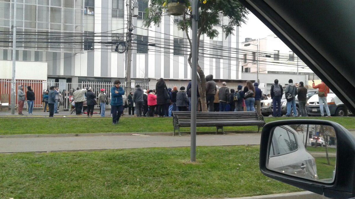 ucvradio's tweet photo. Gremios del Hospital Fricke nuevamente protestan y bloquean el tránsito frente al recinto https://t.co/lx6OjOp7lF https://t.co/ie19wqF3pM