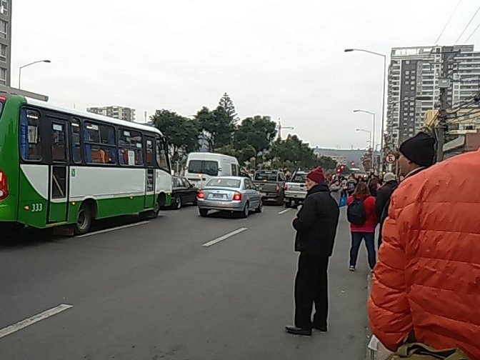 ucvradio's tweet photo. Gremios del Hospital Fricke nuevamente protestan y bloquean el tránsito frente al recinto https://t.co/lx6OjOp7lF https://t.co/ie19wqF3pM