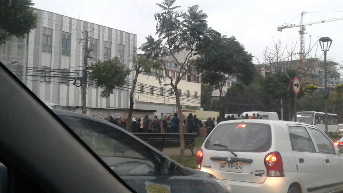 ucvradio's tweet photo. Gremios del Hospital Fricke nuevamente protestan y bloquean el tránsito frente al recinto https://t.co/lx6OjOp7lF https://t.co/ie19wqF3pM