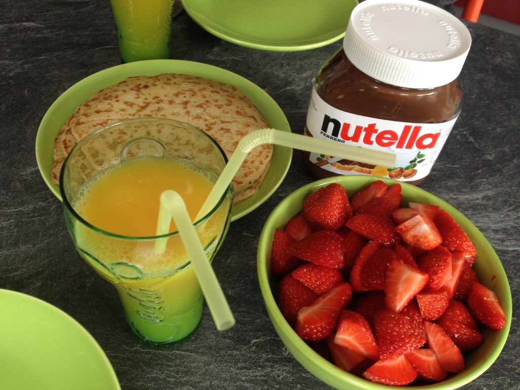 HeyrmanNena's tweet photo. Ikke nutella danku mama studenten worden verwend ! Omdat iedereen van nutella houd !😍 #marathonradio https://t.co/RrfaqS5CbE