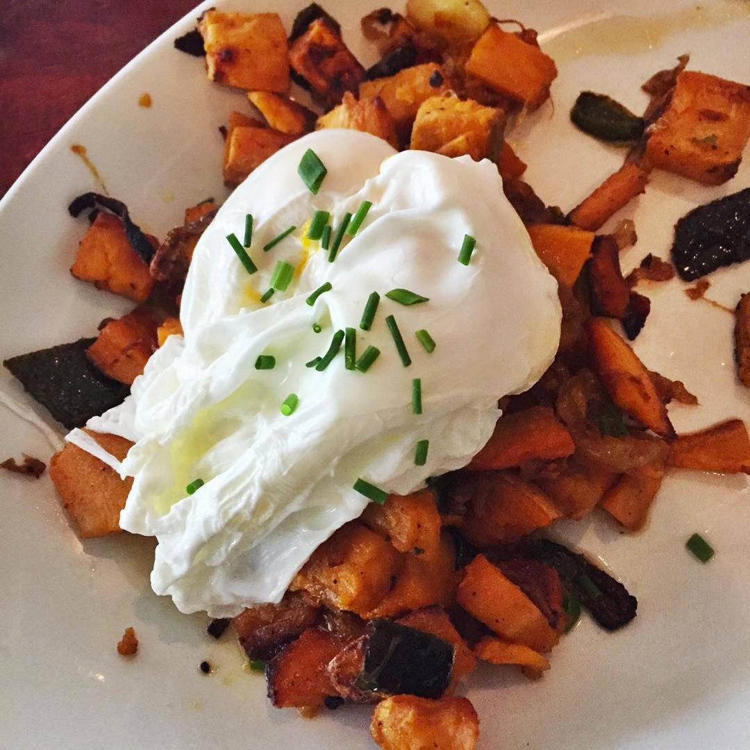 TheRoomsME's tweet photo. Can't beat the classics – poached egg with home fries. 😋 Regram real_foodies on Instagram. https://t.co/91i45GfAsK