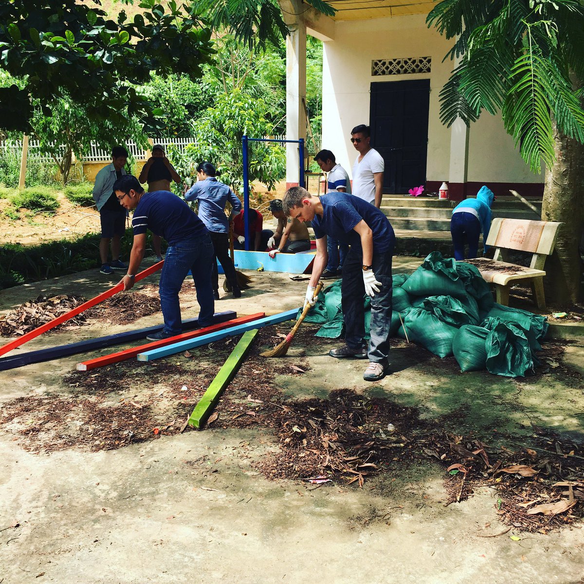 mrjasonray's tweet photo. So much to do, where do we even start! Anyone seen the assembly instructions? #vanho #sonla #playground https://t.co/SkxjVSFnLr