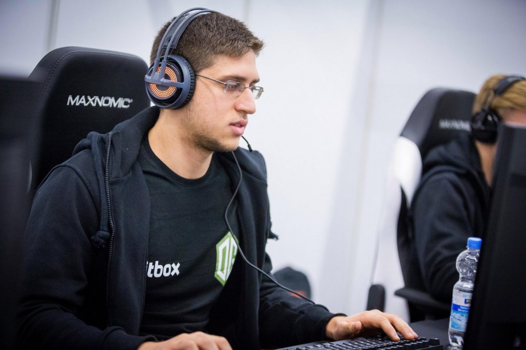 Dvd плеер для виндовс. Киберспортсмен с клавиатурой. Player pro 2. Og cs go. Скрим.