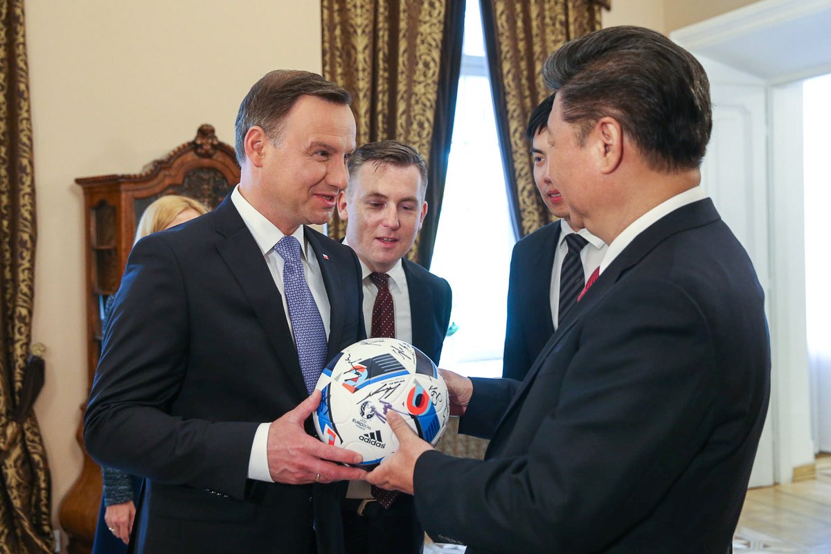InstytutBoyma's tweet photo. Przewodniczący #XiJinping w prezencie od @AndrzejDuda otrzymał  piłkę z podpisany naszych piłkarzy @prezydentpl https://t.co/w8PJHrKAvm