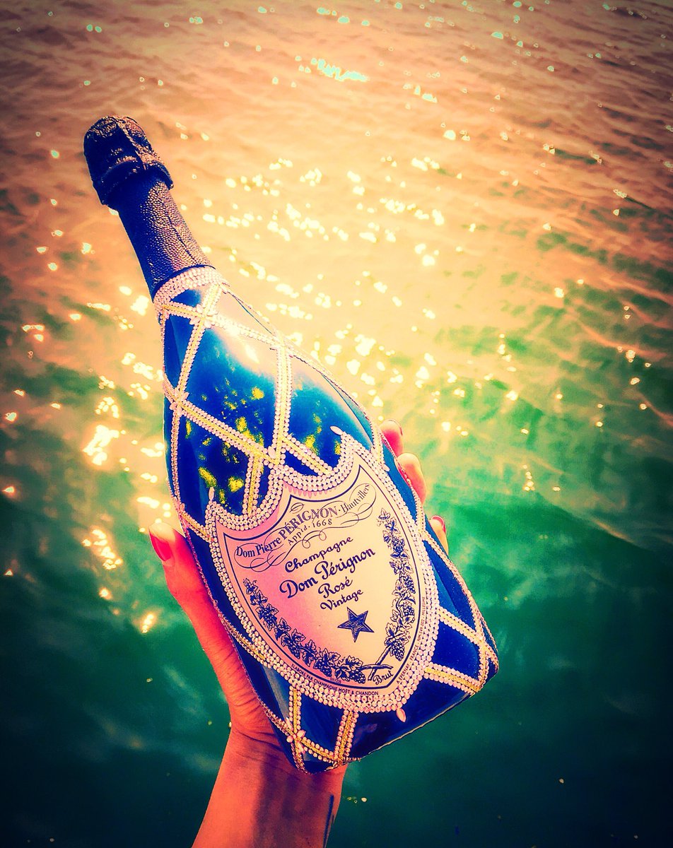Happy #firstdayofsummer 🍾💎 
With love #BillionaireBottles #champagne