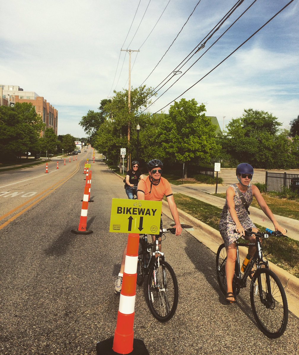 Vine_Neighbor's tweet photo. What did you think of the pop-up bike lane? Loved it? Hated it? Suggestions for improvement? https://t.co/KBfuOIPmtN https://t.co/GjOM5PXUkX