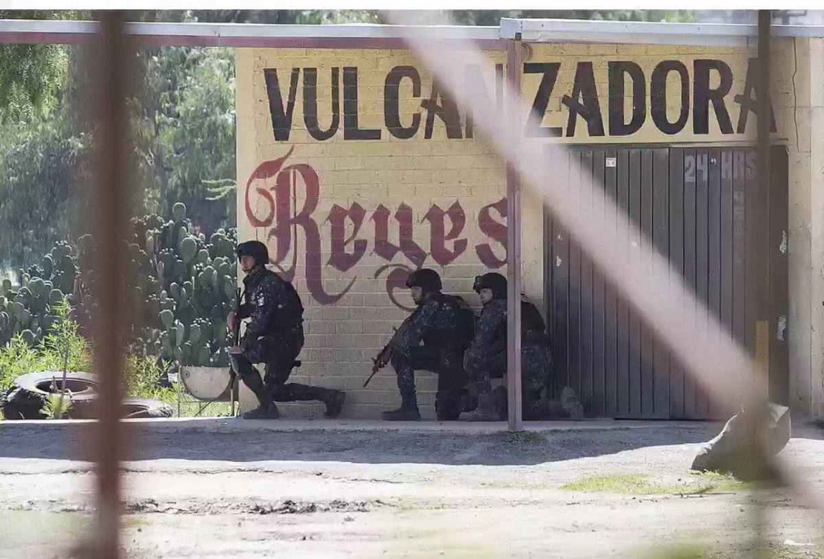 Mboe55's tweet photo. #OaxacaGrita uso d armas letales q Gob quiso negar y ahora minimiza GENOCIDIO DE ESTADO ABAJO REF EDUCATIVA @lhan55 https://t.co/FWvEjlxe4l