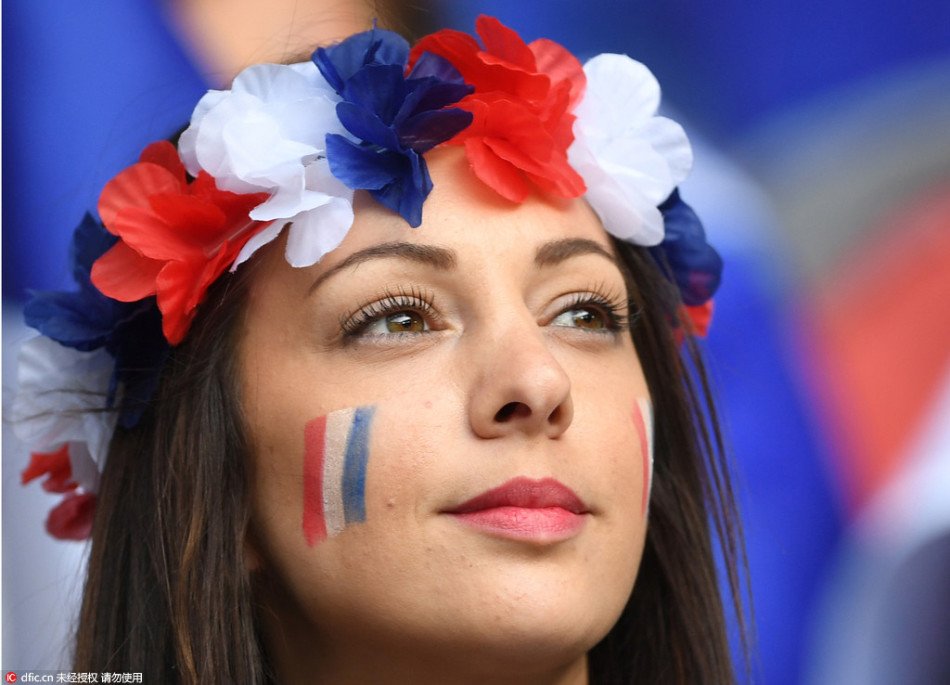 globaltimesnews's tweet photo. Cheerful Euro: Beauties bask in their teams’ success during the 3rd round of #Euro2016. #SUIFRA #ROUALB https://t.co/lA8leuXoBt
