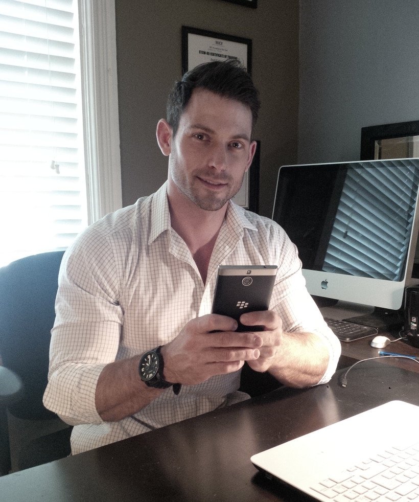 See how #BlackBerryPassport helps this pro figure skater and therapist connect his passions blck.by/28Js5qF