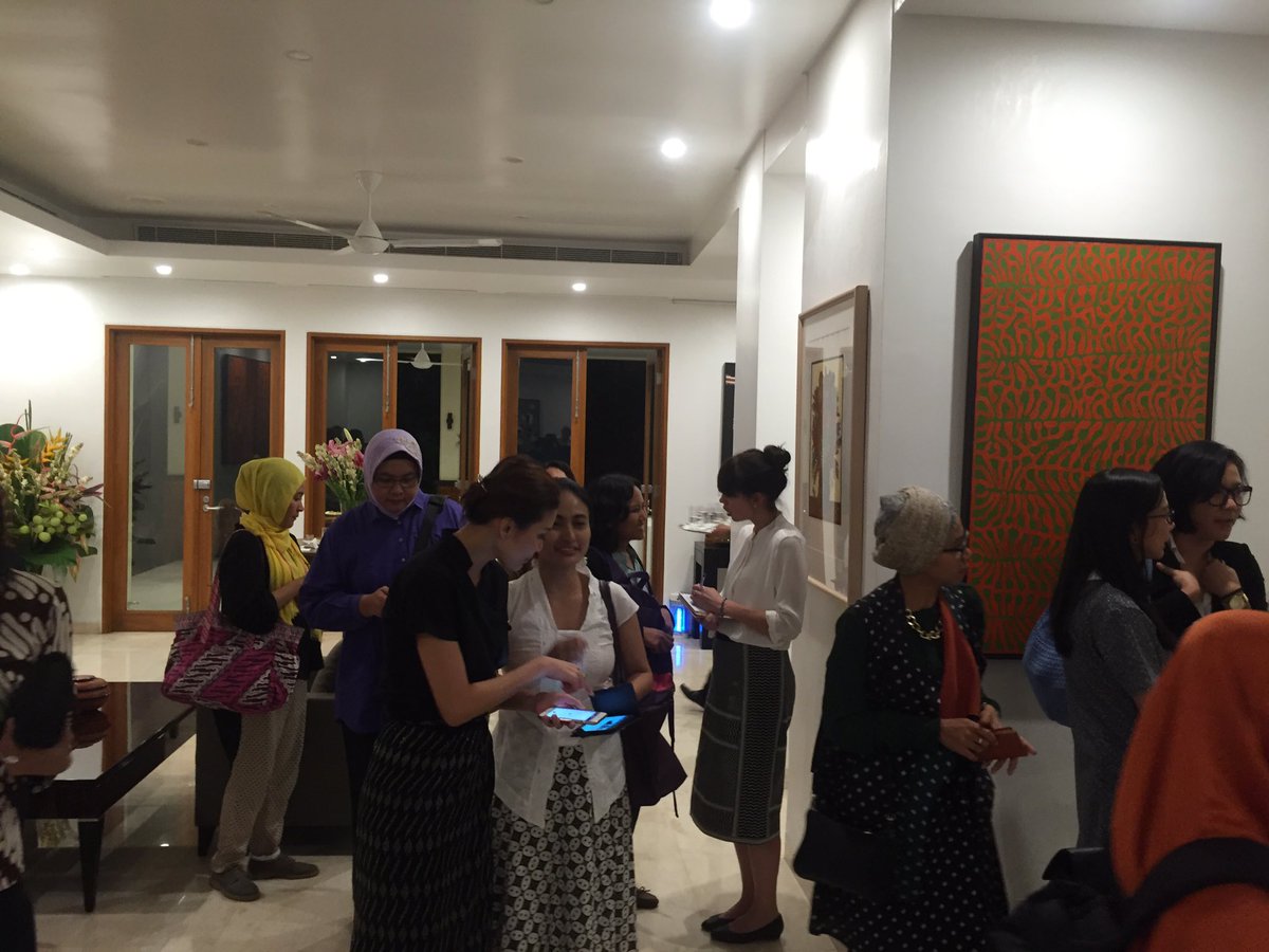 DubesAustralia's tweet photo. Menikmati #bukber bersama perempuan berpengaruh - Senang melihat teman2 giat memperluas hubungan https://t.co/k1AyyBJOAz