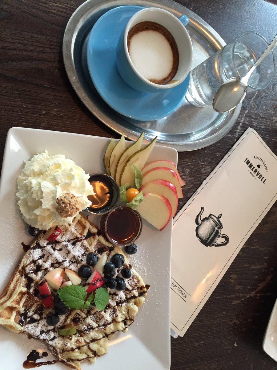 zelenaraketa's tweet photo. Stylová kavárna, dobré kafe, super koláče a wafle. #IMMERvOLL #Bad_Ischl https://t.co/Qs6eD3R4WP