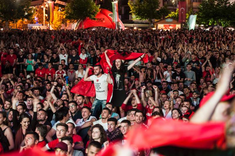 PeninsulaQatar's tweet photo. Albania, Romania, face UEFA charges for crowd trouble at #Euro2016
https://t.co/qpRf95hRYg
#ALB #ROU #ROUALB https://t.co/UxtLpztSap