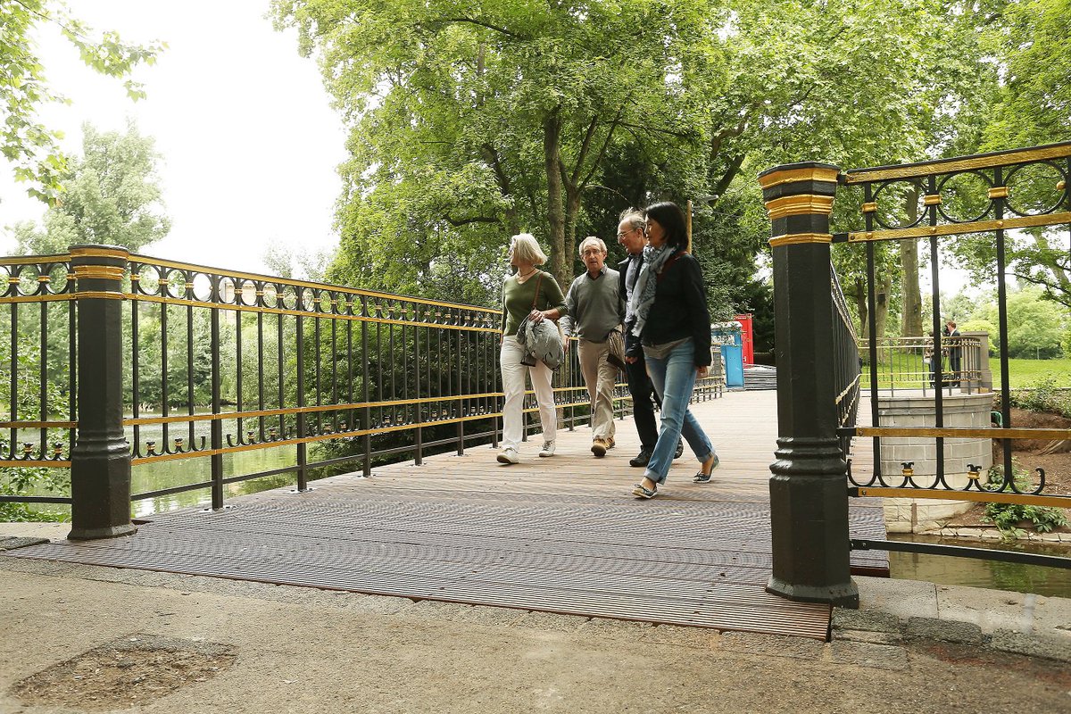 Duesseldorf's tweet photo. Sanierung beendet: Die #GoldeneBrücke im #Hofgarten kann ab sofort wieder betreten werden 😃 https://t.co/3W5gM0JSs1