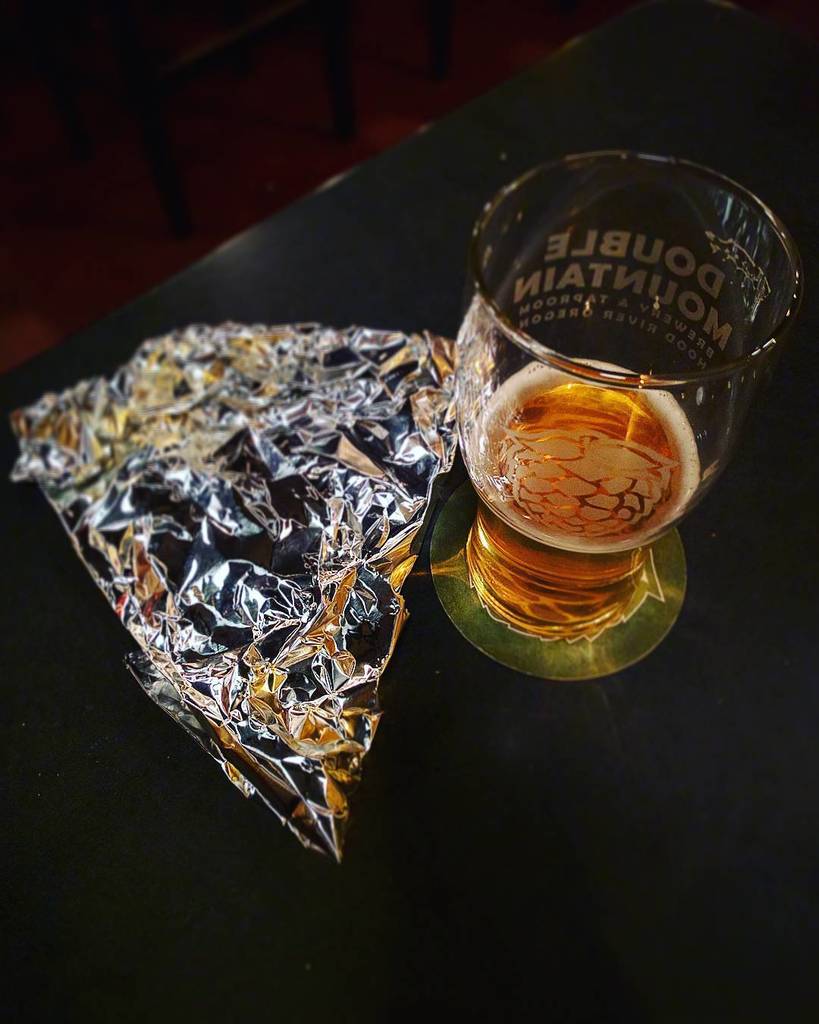 Pizza + beer = 😀 <a href="/doublemountain/">Double Mountain</a> #doublemountainbrewery #doublemountain #hoodriver #Oregon ift.tt/28J4p6H