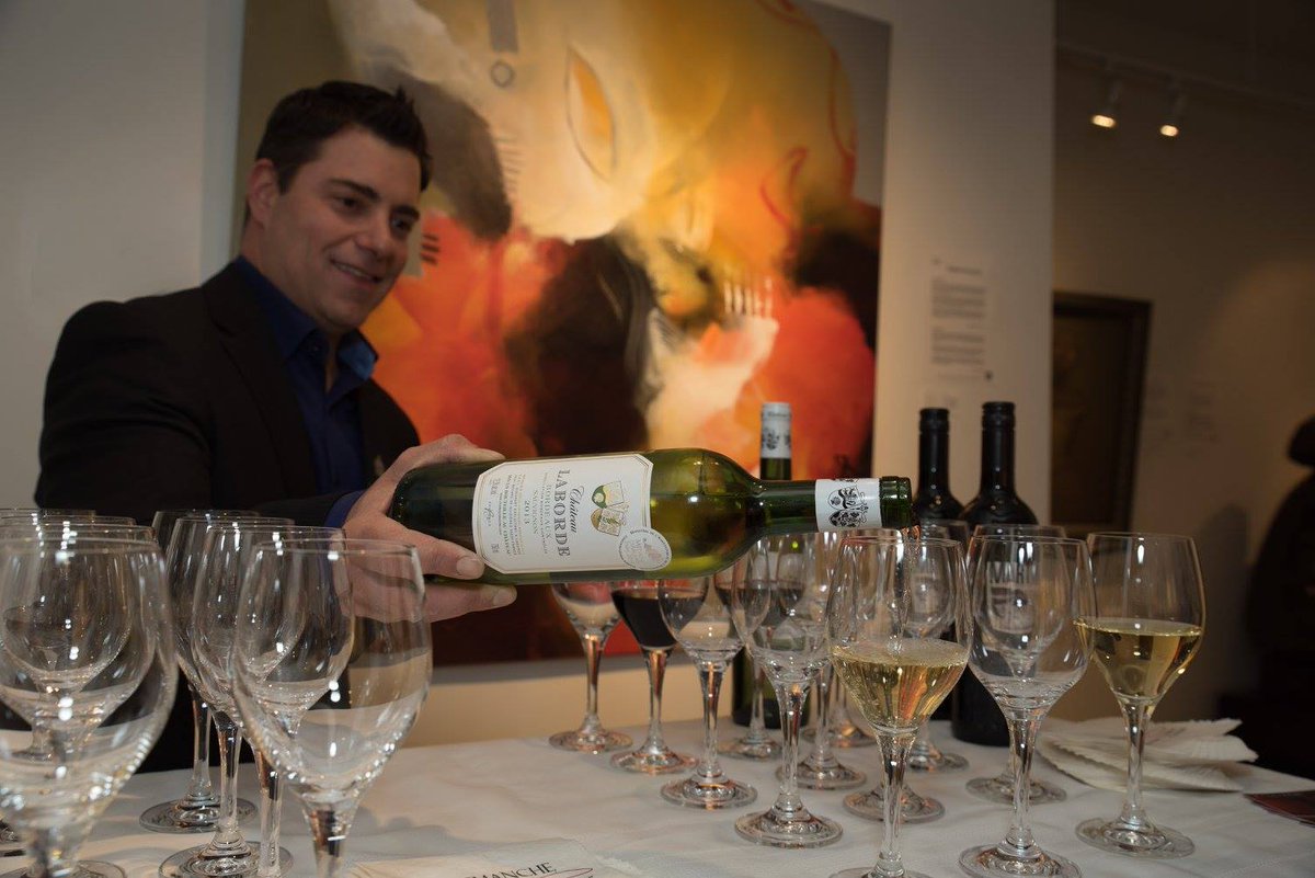 Antreduvin's tweet photo. Notre sommelier Luc Gilbert, en action lors du 6 à 8 Robe Rouge de la Fondation des maladies du cœur et de l'AVC https://t.co/pbrrO4KQmw