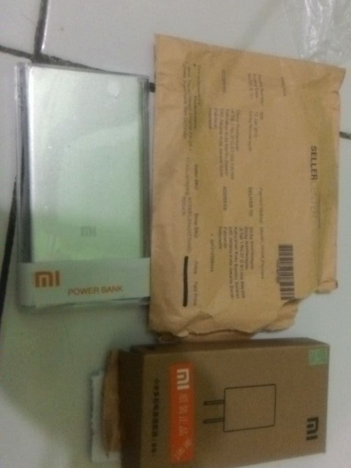 DickyQieVrian's tweet photo. Barangnya salah Kirim, Saya pesan Charger ASUS, di packaging jg tertulis ASUS,, Tapi Isinya Charger XIAOMI!! https://t.co/XYPaJXi8SB