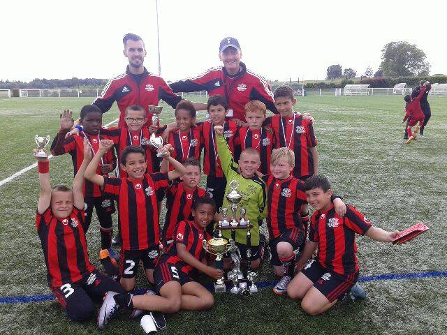 LPIFF75's tweet image. [U9] Le @FCF91 soulève le trophée à l'issue du tournoi qui s'est tenu à Bruyère-le-Châtel ce week-end