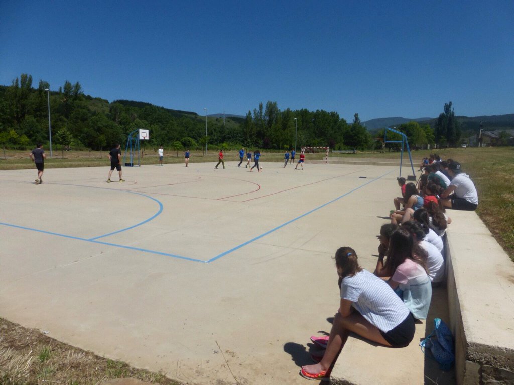 ccvirgenpenabem's tweet photo. Marcha y partido final contra los profesores en Viñales de l@s alumn@s de Educación Secundaria. #fiestas2015/16VP https://t.co/Rqq2pBf74t