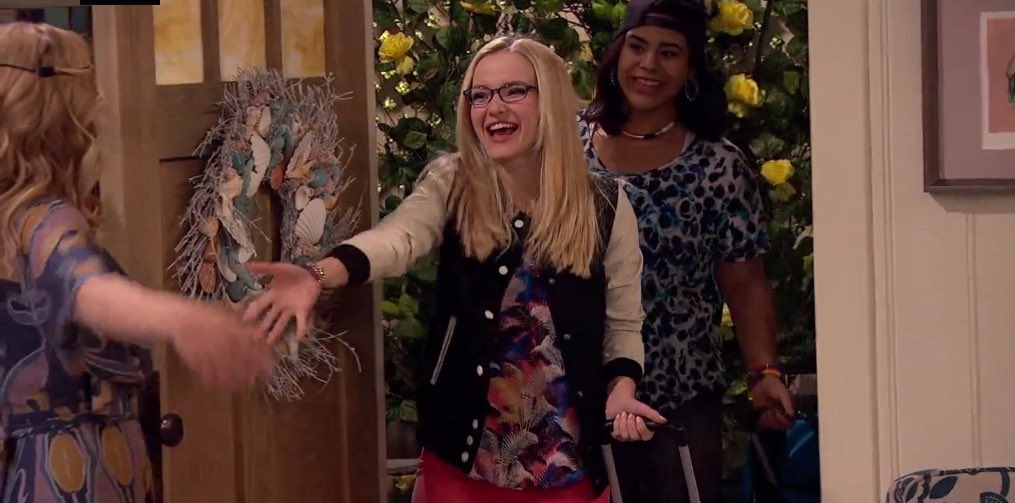 DovesWonderland's tweet photo. #LivAndMaddie #CaliforniARooney Photos from the season 3 finale. @DoveCameron @JohnDBeckTV https://t.co/mfthULt6fO