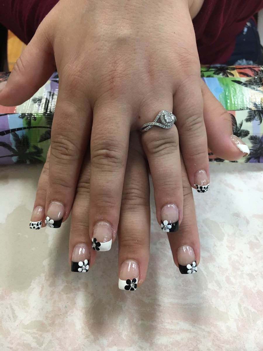 bea_xoxo's tweet photo. Just because I thought they were cute💁🏻💅🏻 #nails#flowers https://t.co/F7HY8owsrH