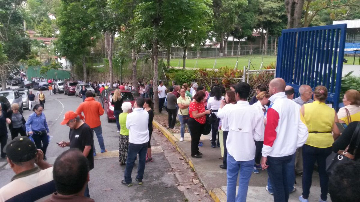 ElaFerris's tweet photo. Desde el Polideportivo La Boyera. #ValidacionYA @RevocaloYA https://t.co/GGkJ1u3Fx1