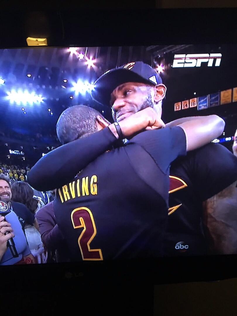 Romhf88's tweet photo. LeBron James ayer demostraste ser el rey impresionante #KingJames #NBAFinals #tapaparaelrecuerdo https://t.co/n169KUFkEu