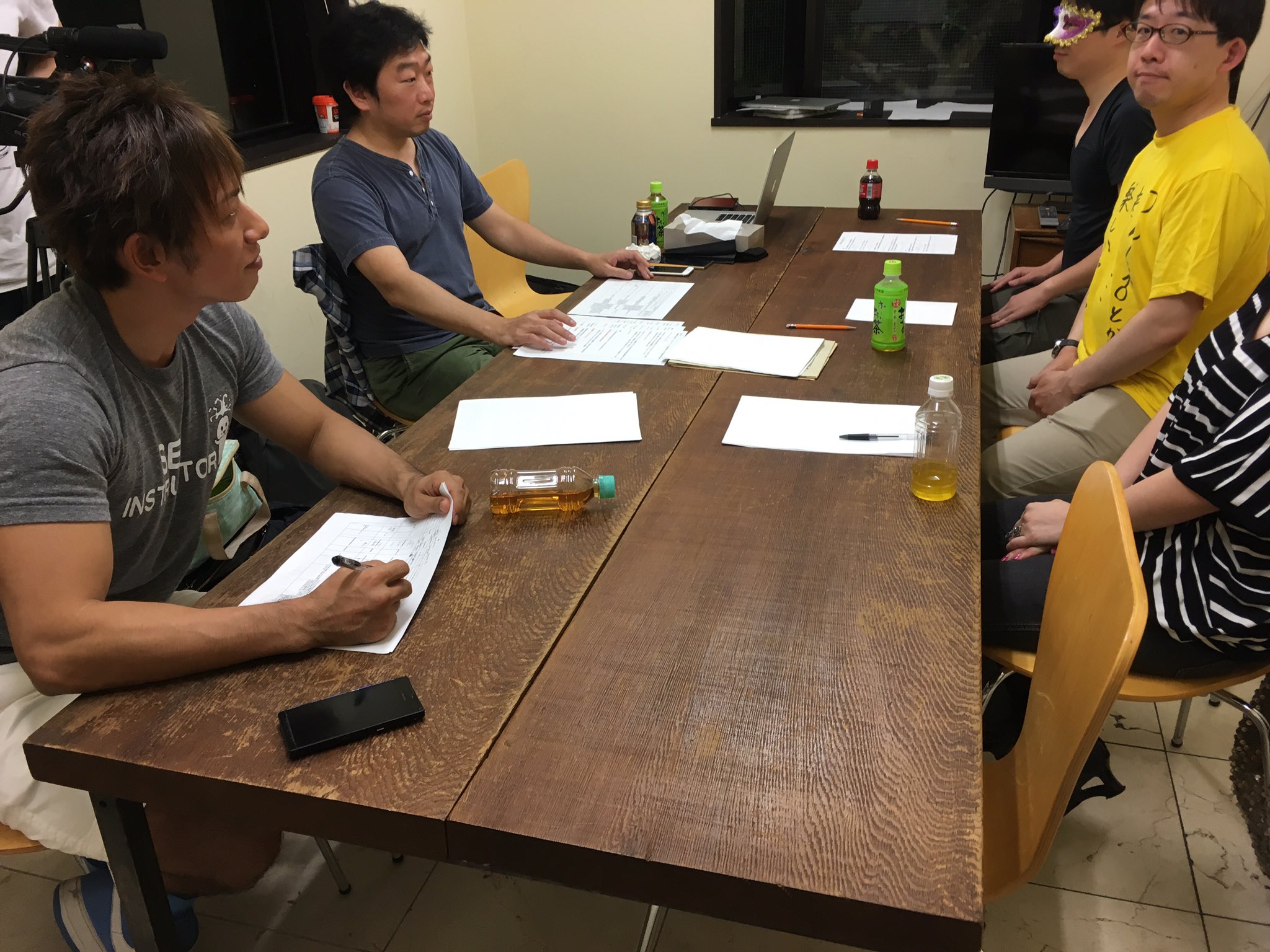 تويتر Av男爵しみけん على تويتر 昨日は第6回地下クイズ王の予選に審査員として参加し 本日は公式地下クイズ本の座談会を渡辺さん Salmon Salmon としました なべちゃんは本当に天才肌 そして常にリュックに重りを入れ日常生活で鍛えている事が判明 亀仙流