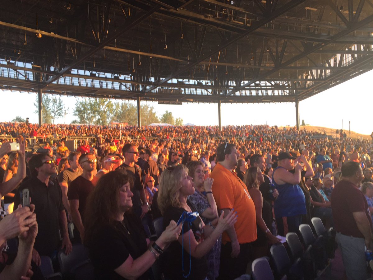 A Speedwagon sunset at <a href="/SyrAmphitheater/">LakeviewAmphitheater</a>