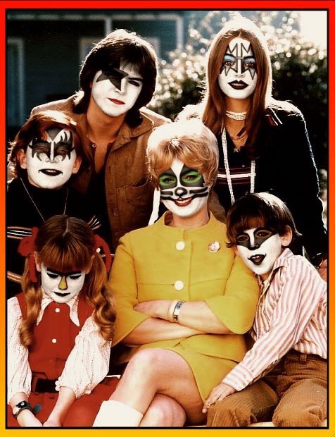 kitschkong's tweet image. The Kiss Family #GeekHour