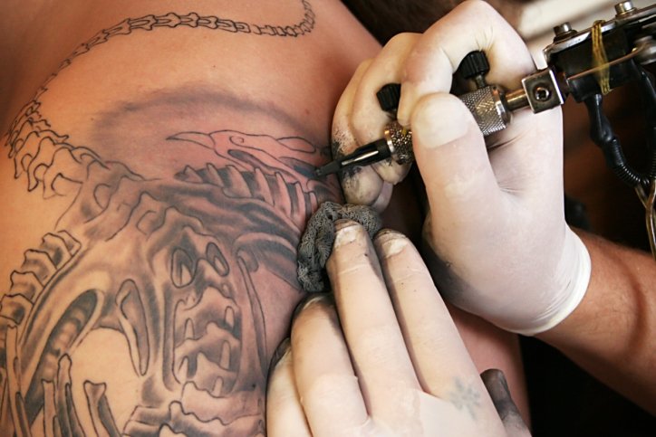 WDGPublicHealth's tweet photo. Want a tattoo or piercing? Be sure to #CheckBeforeYouChoose where to get it done! https://t.co/YbUJAHT7oo https://t.co/k60PS1VYAs
